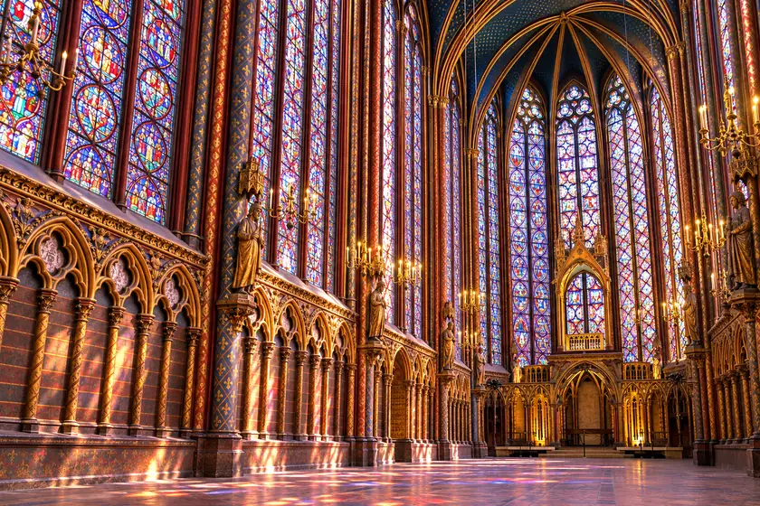 Morgendliches Sonnenlicht fällt durch die Buntglasfenster auf den Boden der Sainte-Chapelle