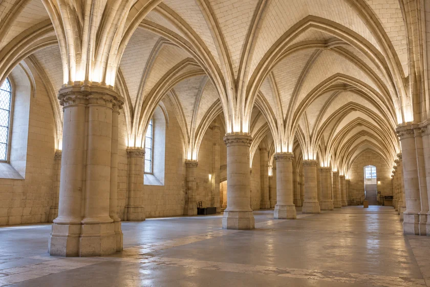 Mittelalterlicher Saal mit Kreuzrippengewölbe in der Conciergerie in Paris