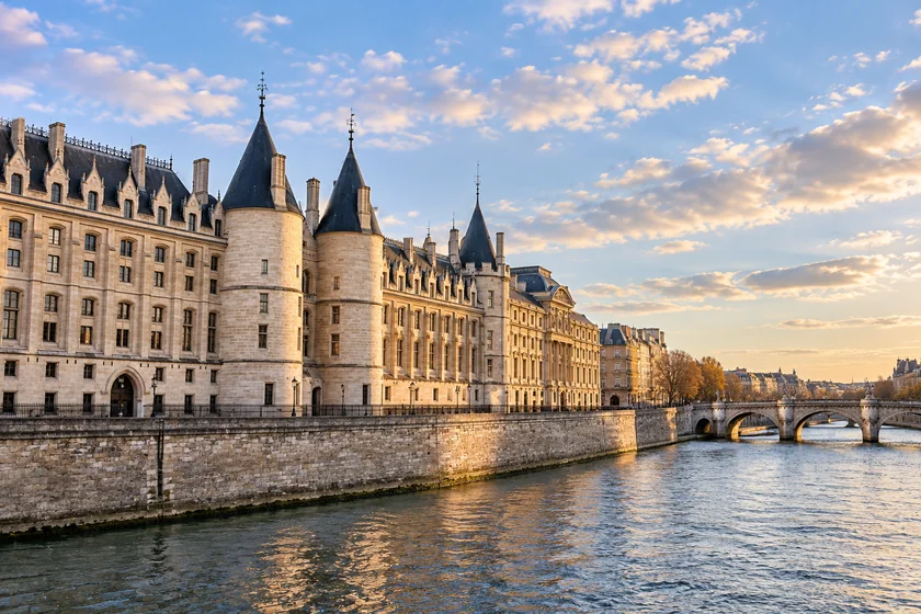 Türme der Conciergerie, die Seine und die Brücke Pont au Change auf der Île de la Cité