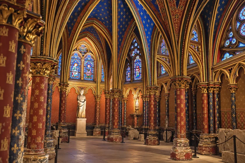 Bemalte Säulen und blau-goldene Gewölbe in der Unterkapelle der Sainte-Chapelle