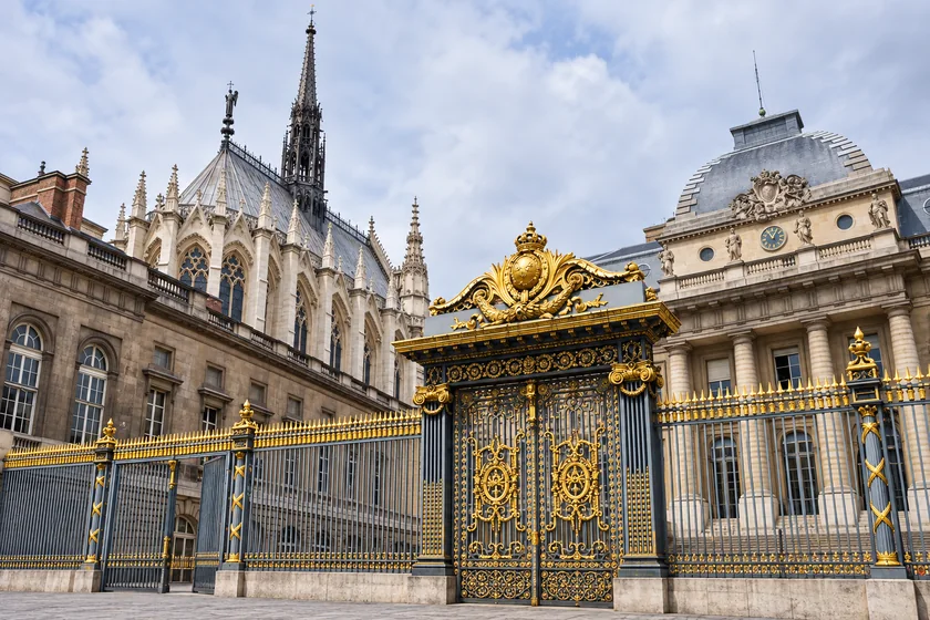 Eiserne Tore mit goldenen Verzierungen am Palais de Justice neben der Sainte-Chapelle