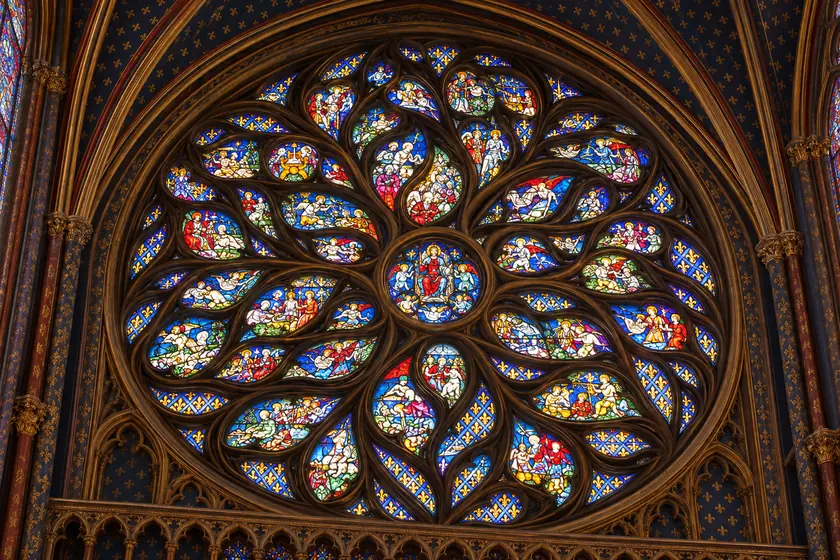 Maßwerk im Flamboyantstil und farbiges Glas der Apokalypse-Fensterrose in der Sainte-Chapelle