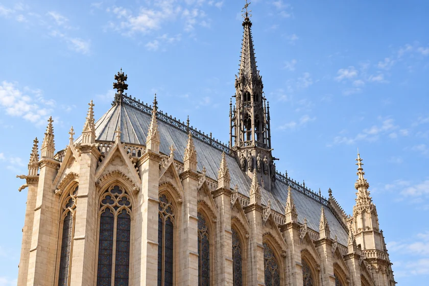Gotisches Mauerwerk, Dach und Turmspitze der Sainte-Chapelle in Paris