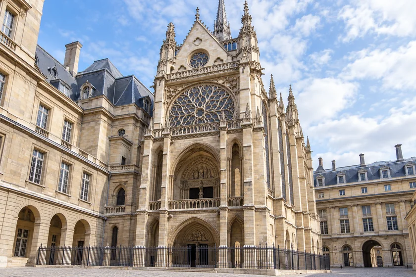 Westfassade und Fensterrose der Sainte-Chapelle vom Palasthof aus gesehen