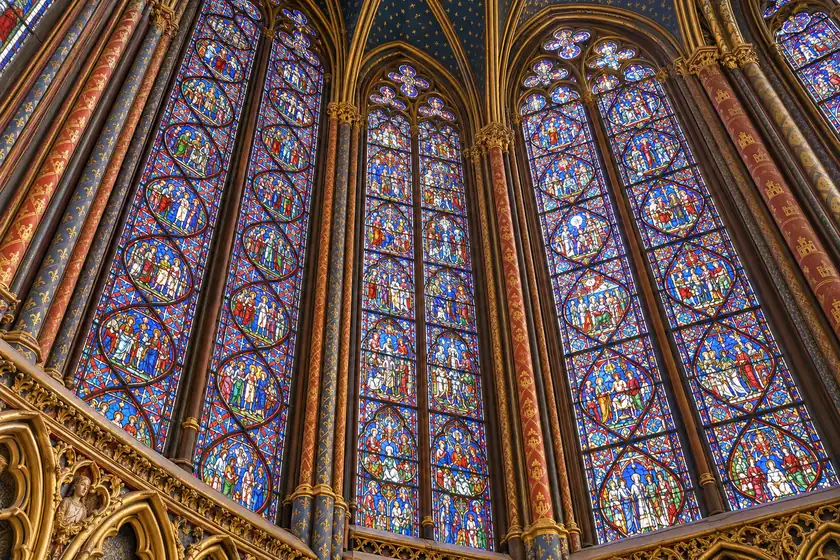 Hohe Buntglasfenster mit biblischen Szenen im Inneren der Sainte-Chapelle