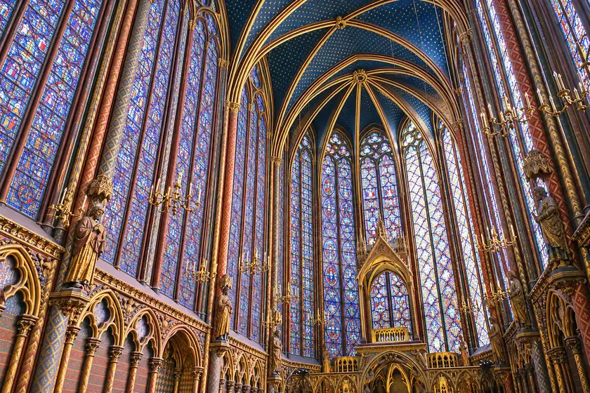 Blaue Sternengewölbe und Buntglasfenster in der Oberkapelle der Sainte-Chapelle