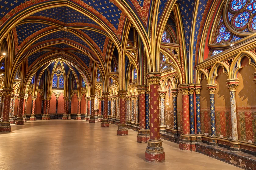 Offener Besucherbereich unter den bemalten gotischen Gewölben der Unterkapelle der Sainte-Chapelle